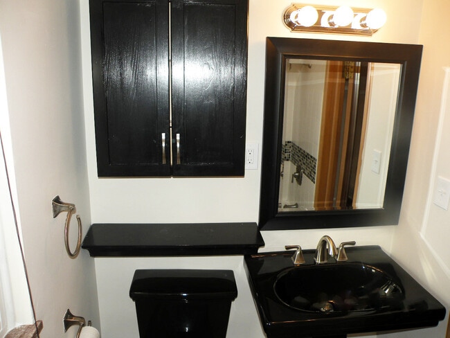 Building Photo - 3 Bed - 2 Full Bath Cape Cod for Rent in E...