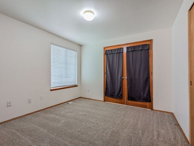 Building Photo - Beautiful 3 bed, 2 bath Rambler with fully...