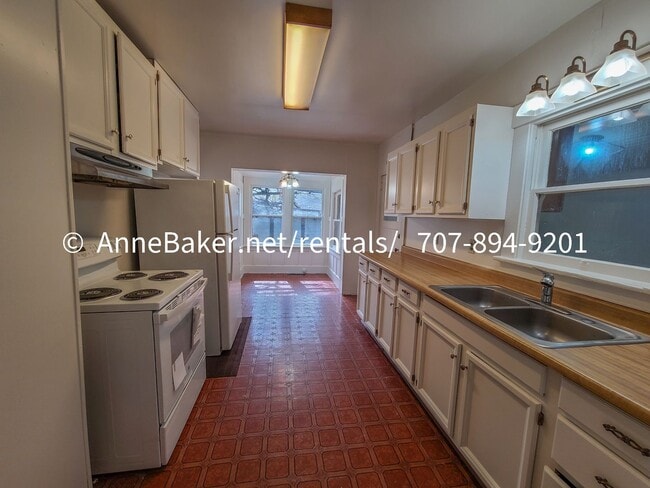 Building Photo - Close to Downtown Cloverdale