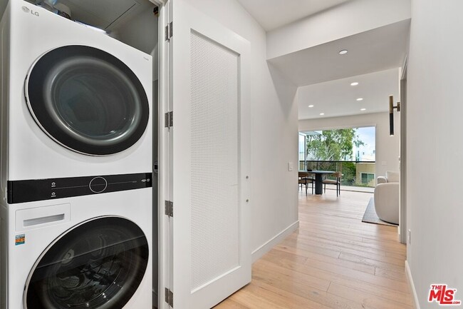 Building Photo - 505 S Barrington Ave