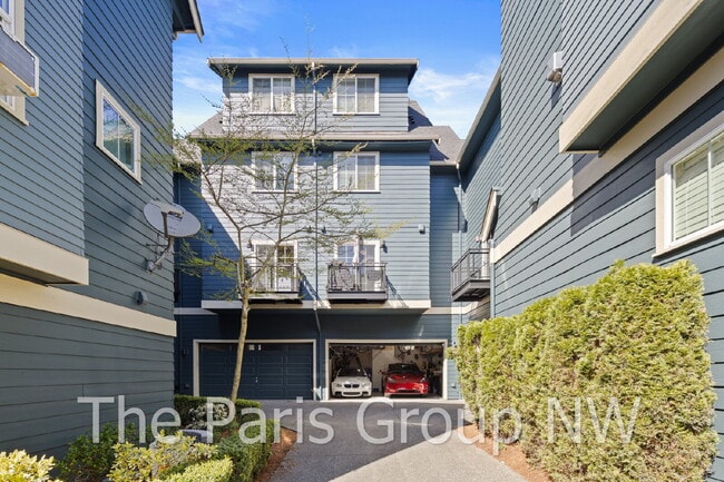 Building Photo - Stylish Model Hm in Issaquah Highlands * Park-Facing, EV Charger, Designer Upgrades & Very Walkable!