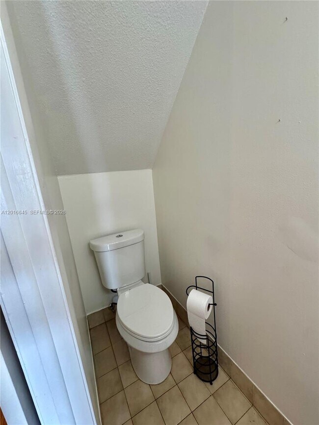 Building Photo - 2762 W 60th St