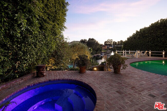 Building Photo - 10030 Toluca Lake Ave