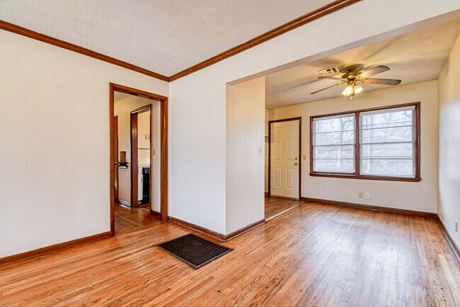 Building Photo - Charming Central Norman Home!
