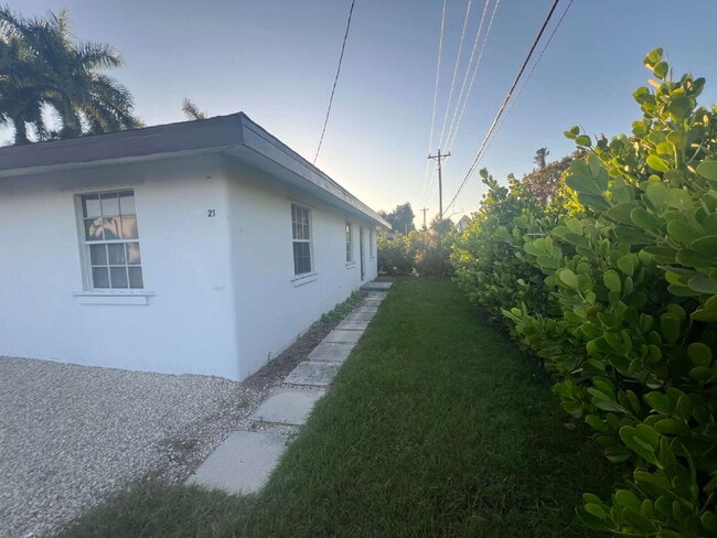 Building Photo - Updated 3/1 Home for Rent Close to Downtown Fort Myers Fun & Dining!