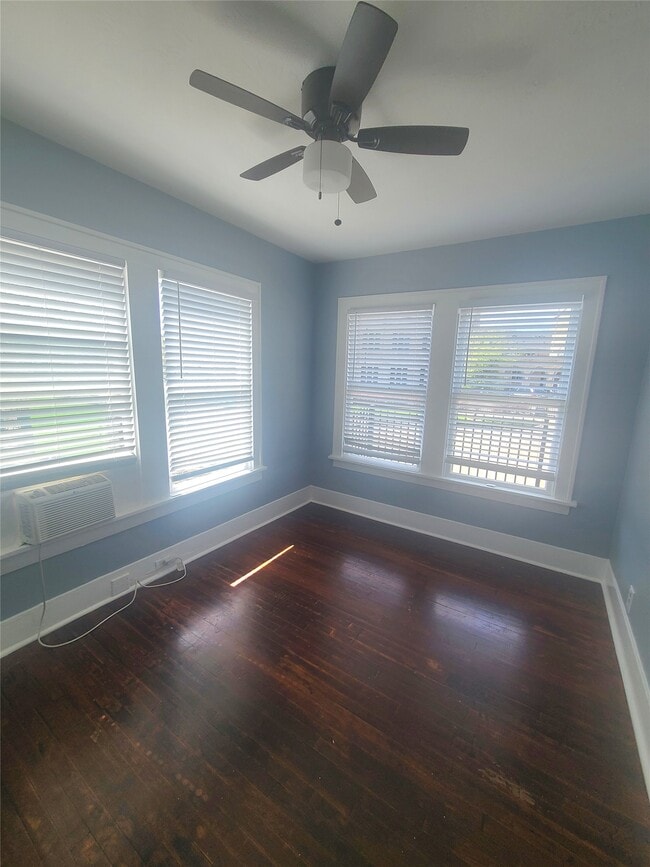 Building Photo - 4414 Woodside St