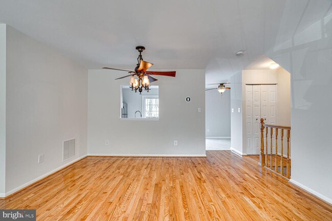 Building Photo - 3 Bedroom 3.5 Bath 3 Level Townhome in Germantown