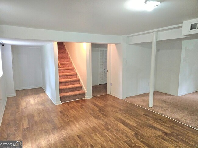 Building Photo - 5690 Deerfield Ct