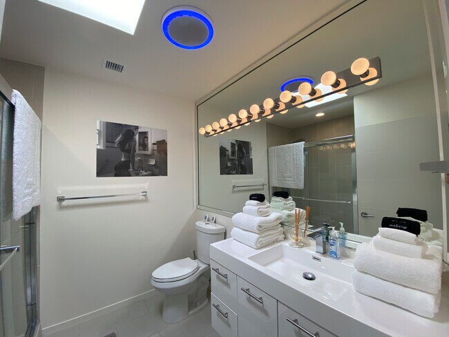 Building Photo - 2900 Lakeridge Dr