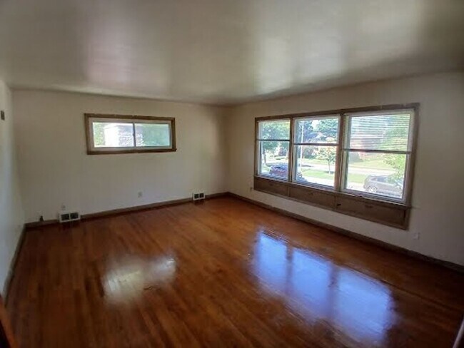 Primary Photo - 4421-23 N 76th St