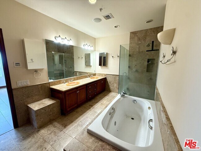 Building Photo - 10827 Pacific View Dr