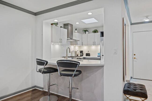 Building Photo - 151 Por La Mar Cir