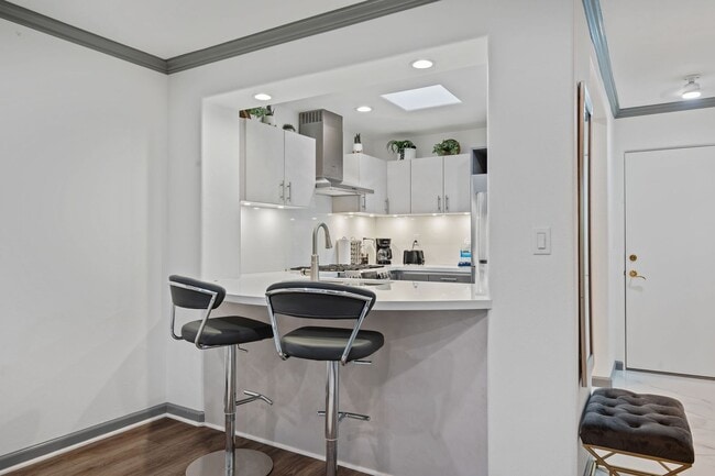 Building Photo - Fully Furnished 1BR/1BA – Top-Floor El Esc...