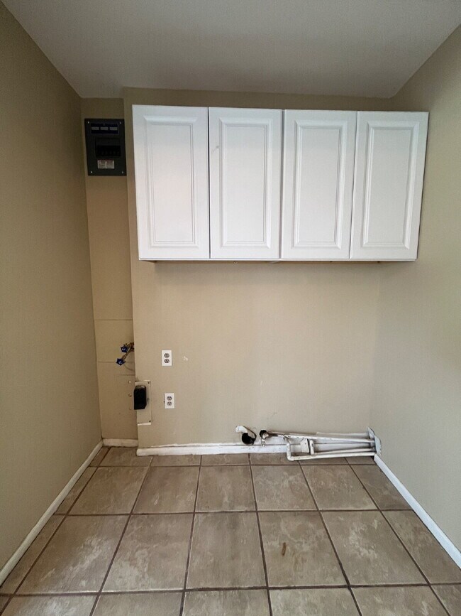 Building Photo - Cute 3 bedroom home with large backyard
