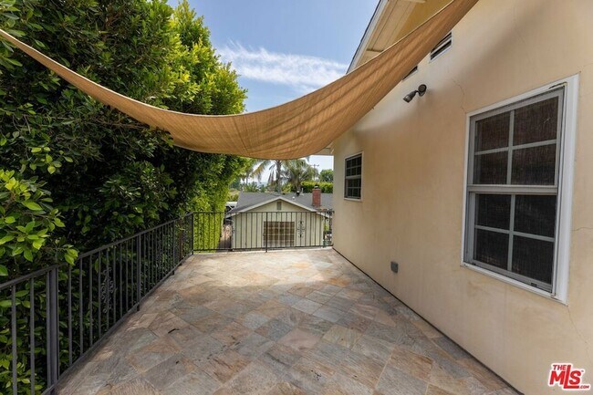 Building Photo - 12833 Delano St