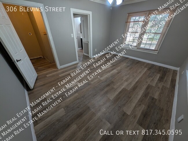 Building Photo - 306 Blevins St