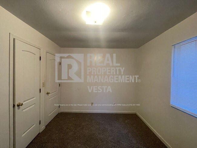 Building Photo - 631 Maplewood Dr