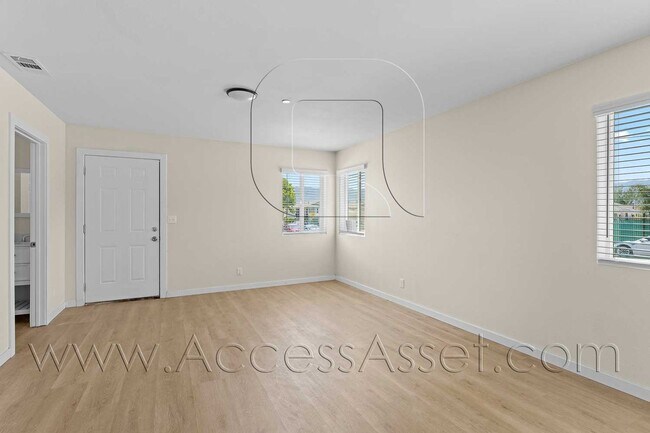 Building Photo - 108 S Lindsay St