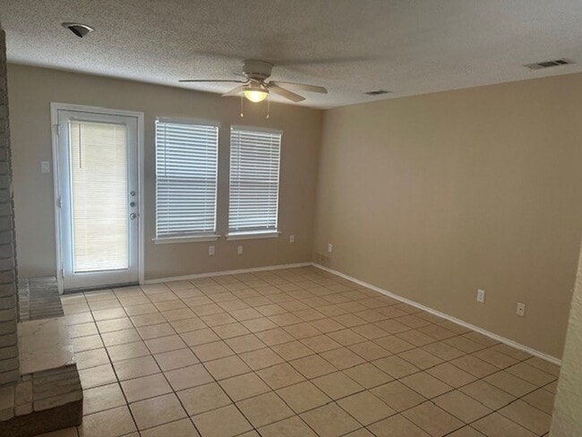 Building Photo - Charming 2 Bedroom, 2 Bathroom Duplex Near Lakeline Mall!