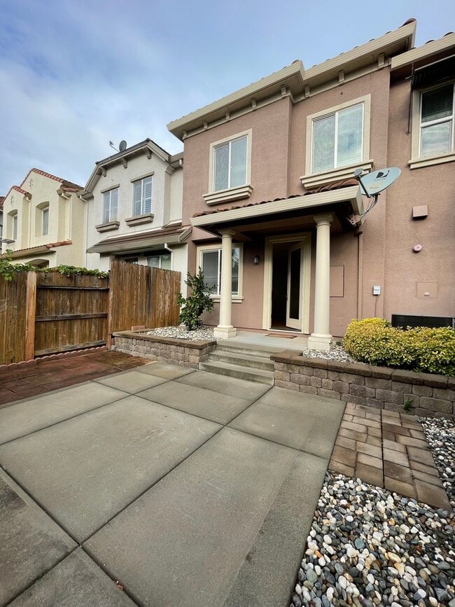 Building Photo - Nice Townhome w/ Detached Garage, Granite ...
