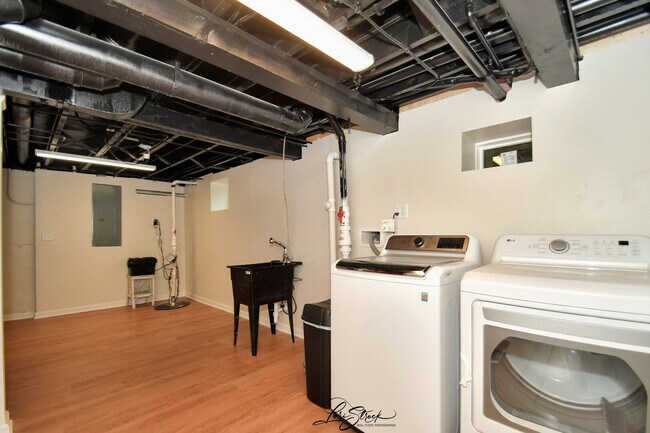 Building Photo - 635 E Prairie Ave