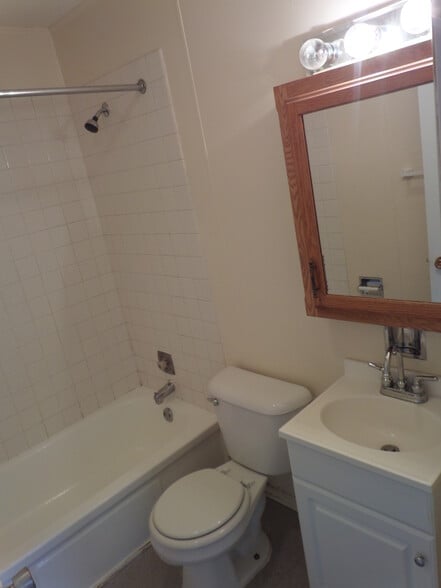 Building Photo - 831 Kimberly Dr