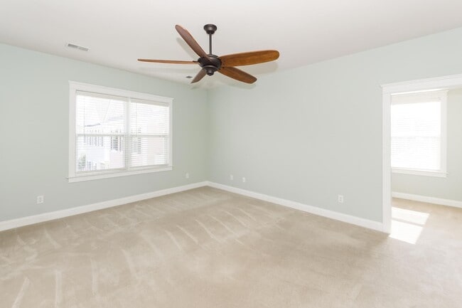 Building Photo - 302 White Gables Dr