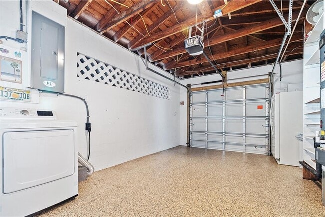 Building Photo - 2694 Pinehurst Ave