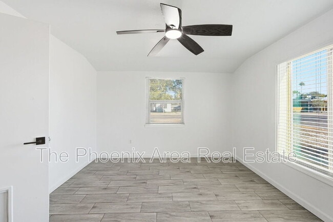 Building Photo - 2245 E Flower St