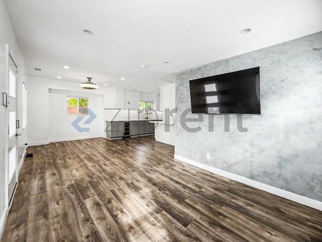 Building Photo - Unit