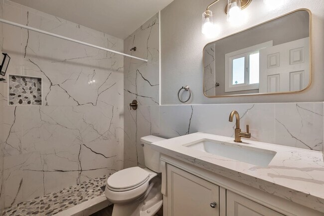 Building Photo - Tempe 6-Bedroom Home Featuring Large Turf Yard & Ideal Location