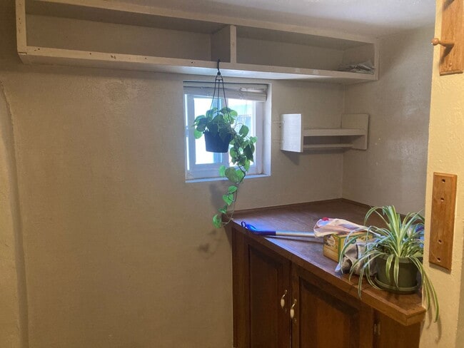 Building Photo - Charming 1 Bed / 1 Bath Apartment Near Dow...