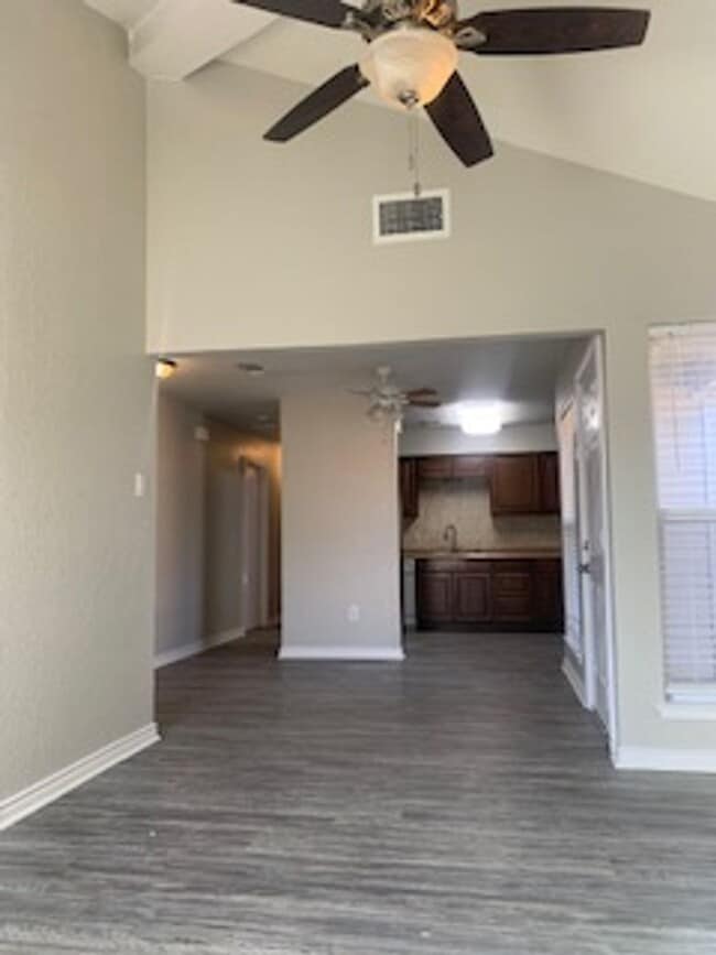 Building Photo - Cute 3/2 Duplex