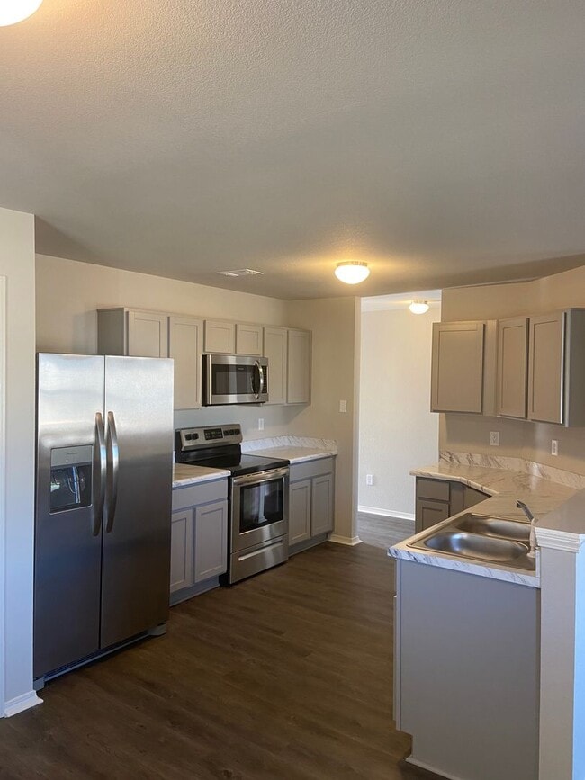Building Photo - Pre-Leasing Now: Comfortable 3-Bedroom, 2-Bath Duplex in Fairview Haven