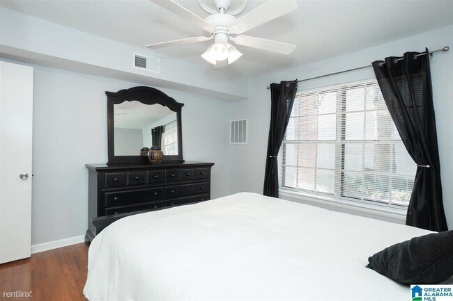 Building Photo - 2727 Highland Ave