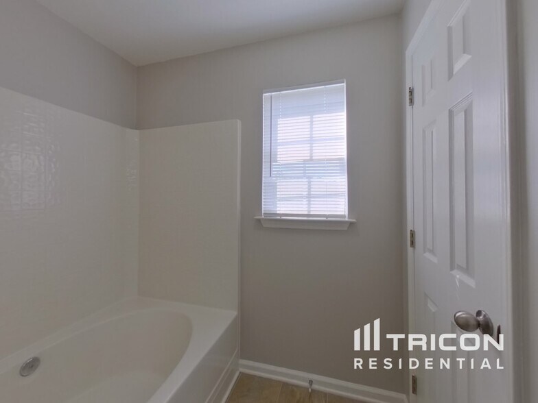 Building Photo - 2404 Ivy Run Dr