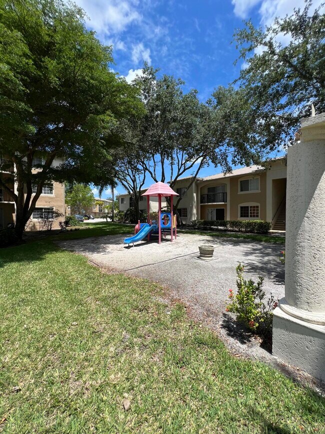 Building Photo - 1100 Crestwood Ct S