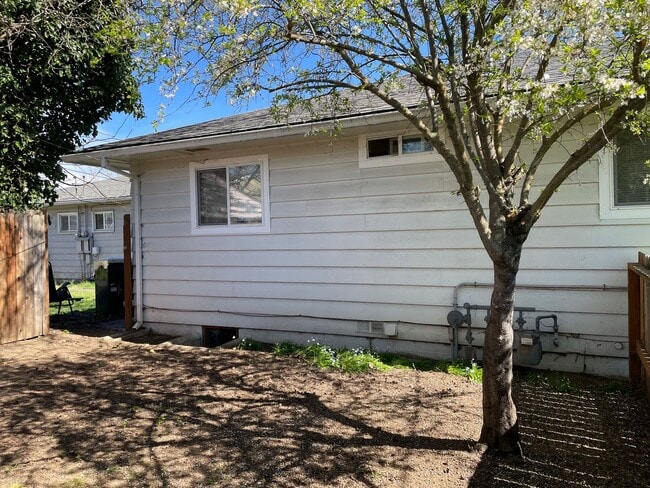 Building Photo - Nice 2 Bedroom 1 Bath Front Duplex-Parking and a Garage with Remote for Easy Access