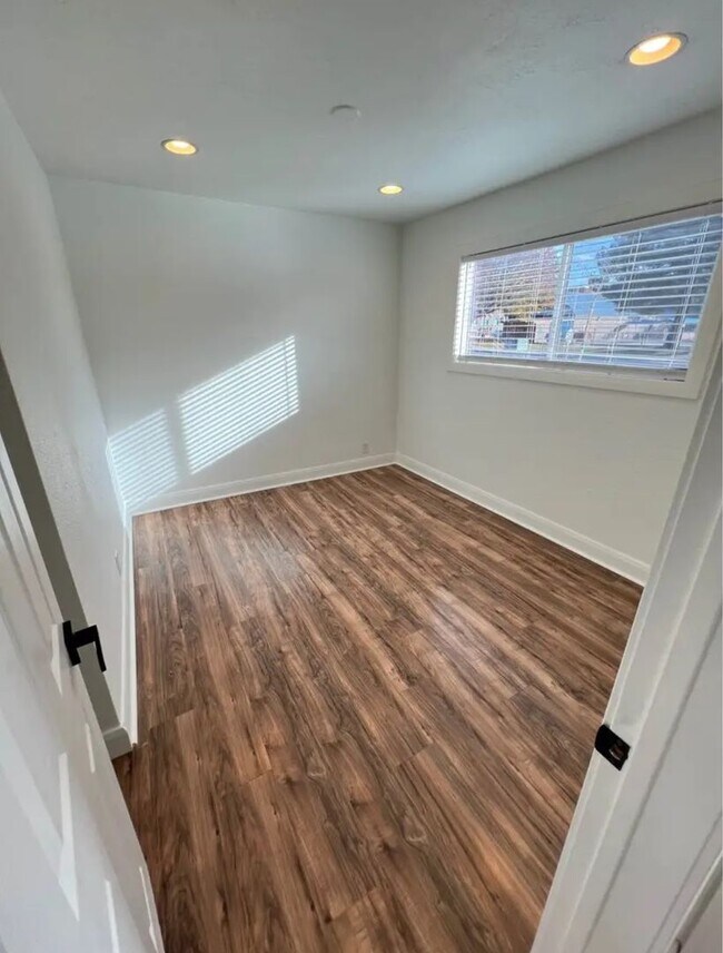 Building Photo - Charming 2 Bedroom Home with utilities inc...