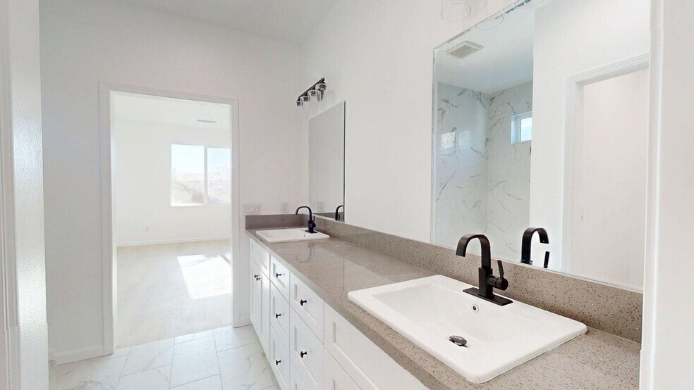 Building Photo - 9850 Mesquite Ave