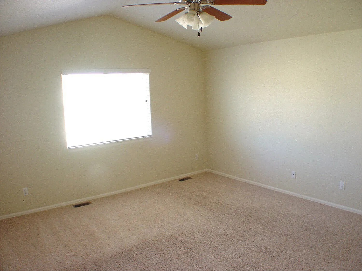 Building Photo - 2464 Sierra Springs Dr
