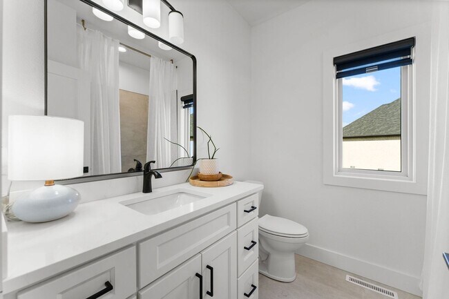 Building Photo - Gorgeous Rental in Wild House East Springfield