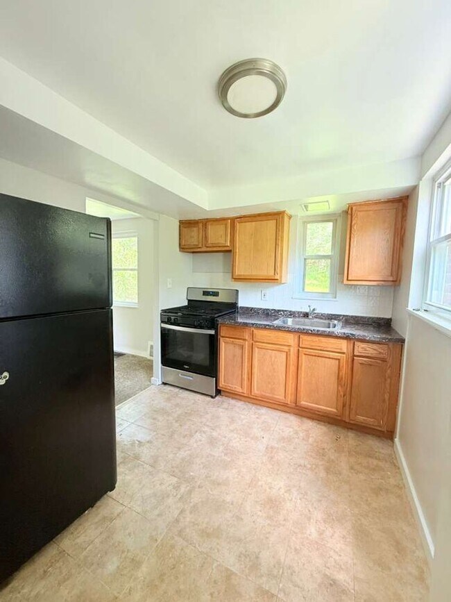Building Photo - Spacious and beautifully updated 3-bedroom, 2-bath
