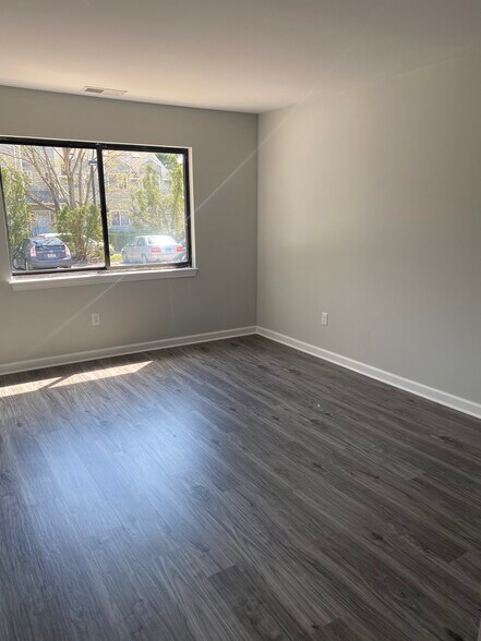 Building Photo - 685 Success Ave