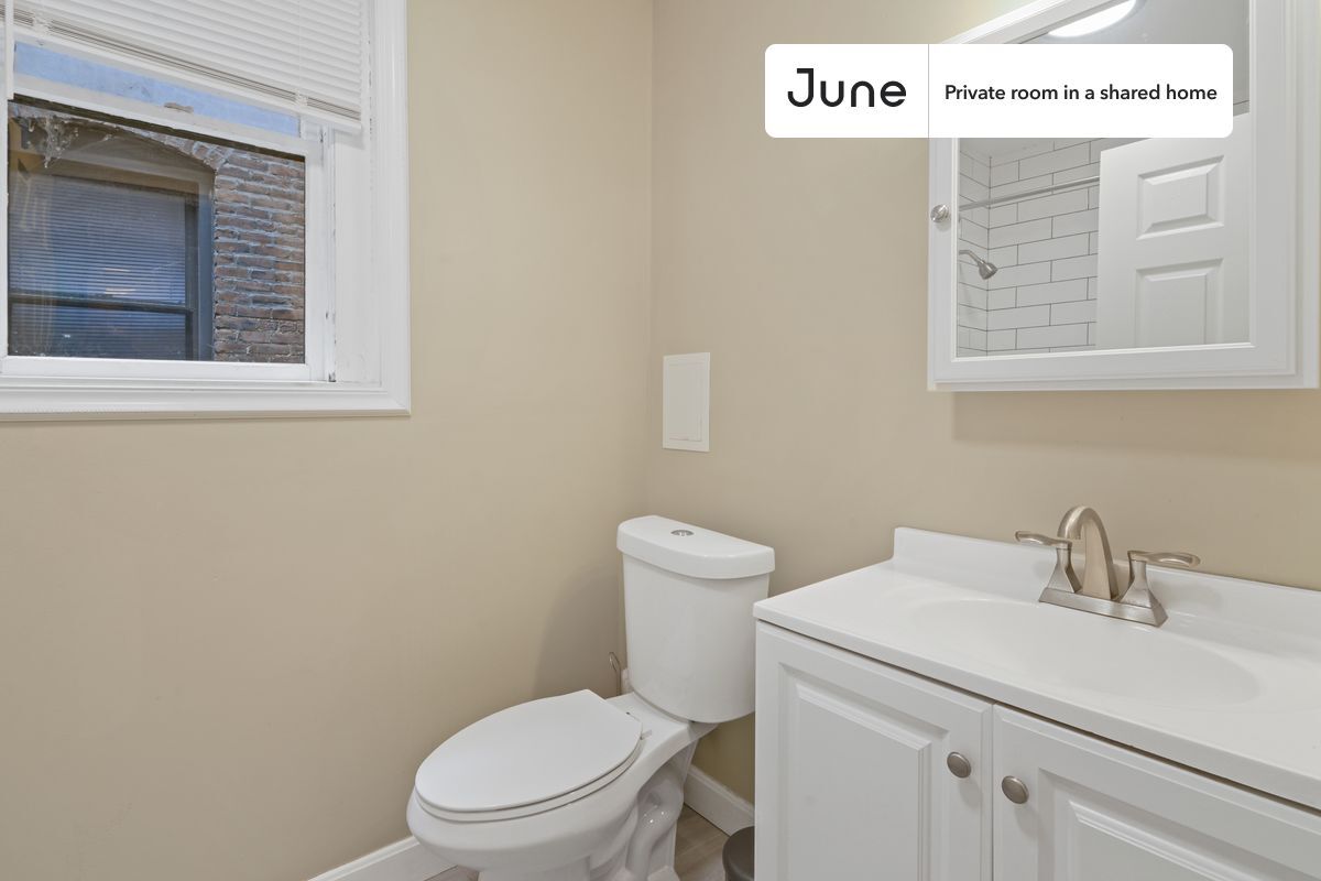 Building Photo - Room in Shared 4 bed/1 bath home