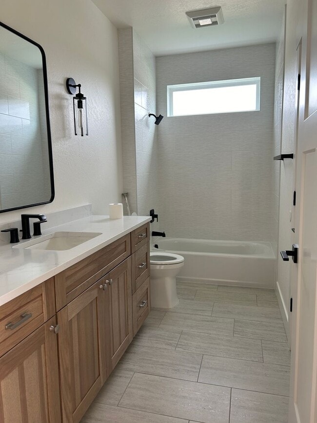 Building Photo - Custom Condo in Hamilton
