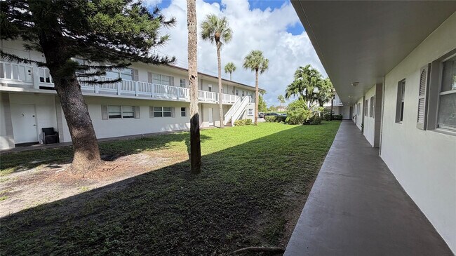 Building Photo - 550 SE 2nd Ave