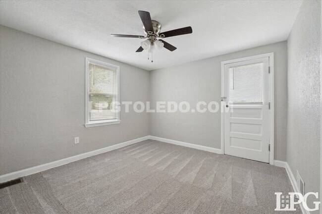 Building Photo - 928 W Gramercy Ave