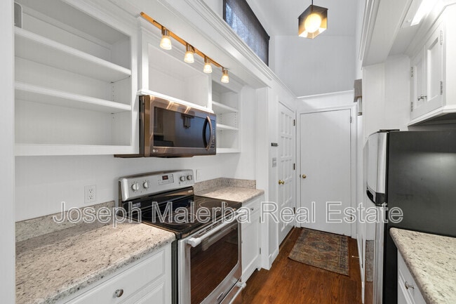 Building Photo - 8 Honey Hill Ln