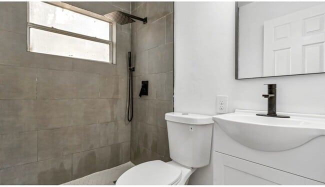 Building Photo - 4/2 ST Pete Home Available Now